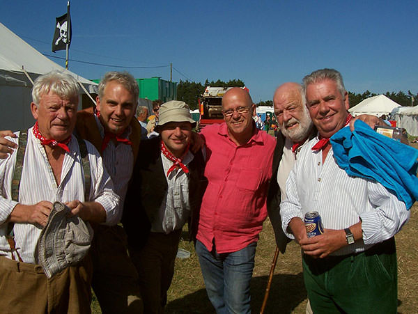 pete walkden at the garlic festival with the wurzels